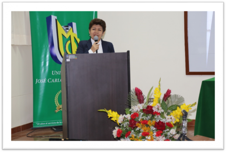 Palabras de bienvenida al público asistente al evento de capacitación docente “Enfoques de la Investigación Científica”, por parte de la Directora de la Escuela de Posgrado, Dra. Hilda Elizabeth Guevara Gómez.